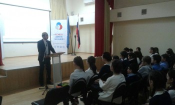 Чингиз-хазрат рассказывает ученикам школы Солянки